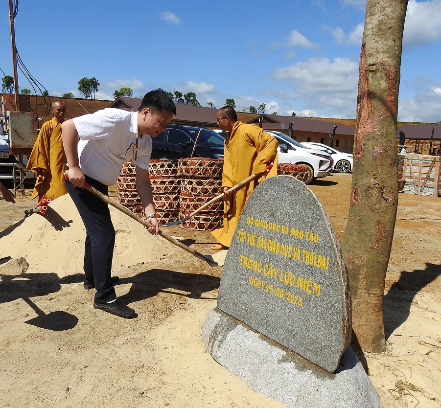 Nhà báo Triệu Ngọc Lâm, Tổng biên tập Báo GD&amp;TĐ trồng cây tại Thiền viện Trúc Lâm Phú Yên.