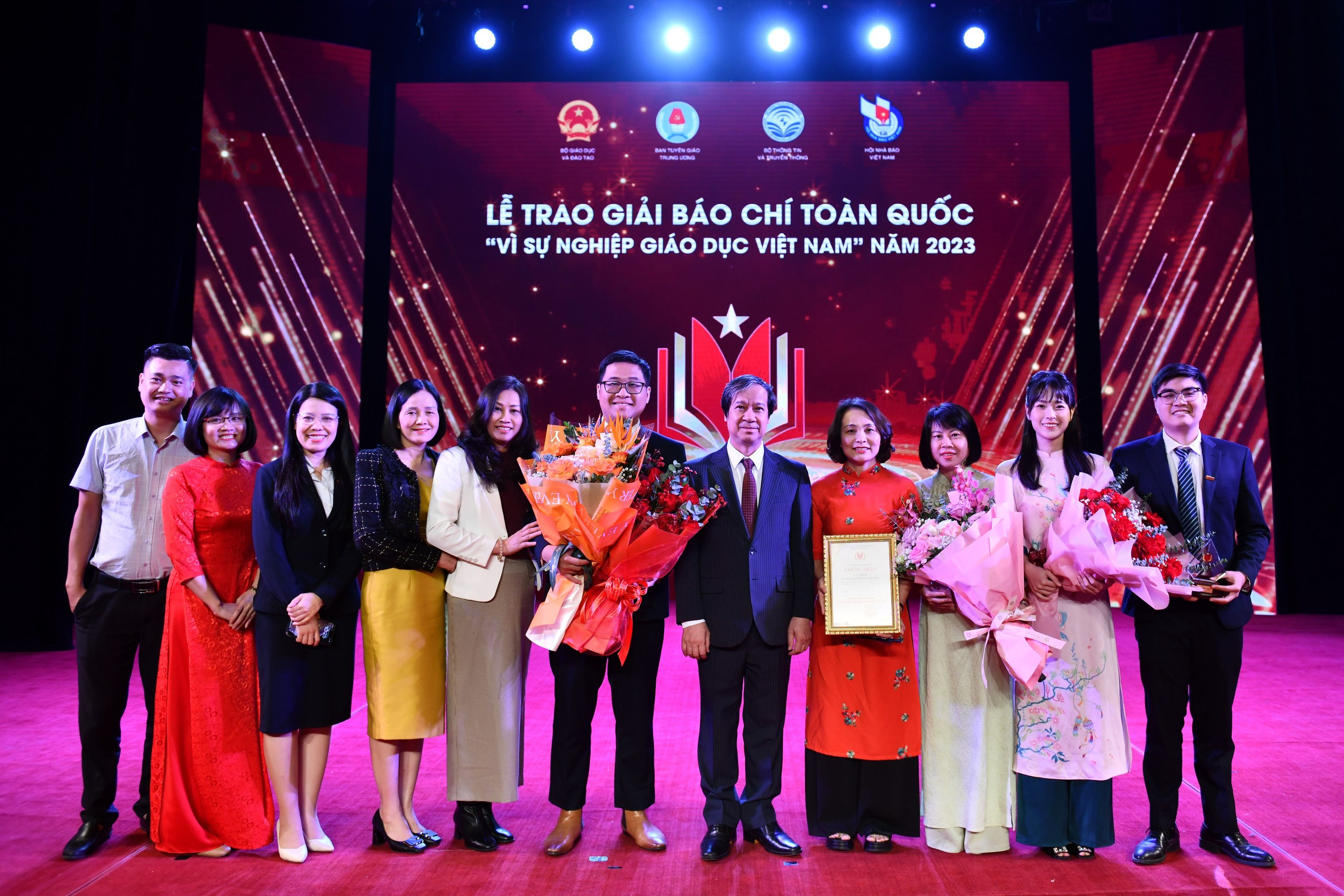 Bộ trưởng Bộ GD&ĐT Nguyễn Kim Sơn và một số tác giả đạt giải Báo chí "Vì sự nghiệp Giáo dục Việt Nam" năm 2023. Bộ trưởng Bộ GD&ĐT Nguyễn Kim Sơn và một số tác giả đạt giải Báo chí "Vì sự nghiệp Giáo dục Việt Nam" năm 2023.