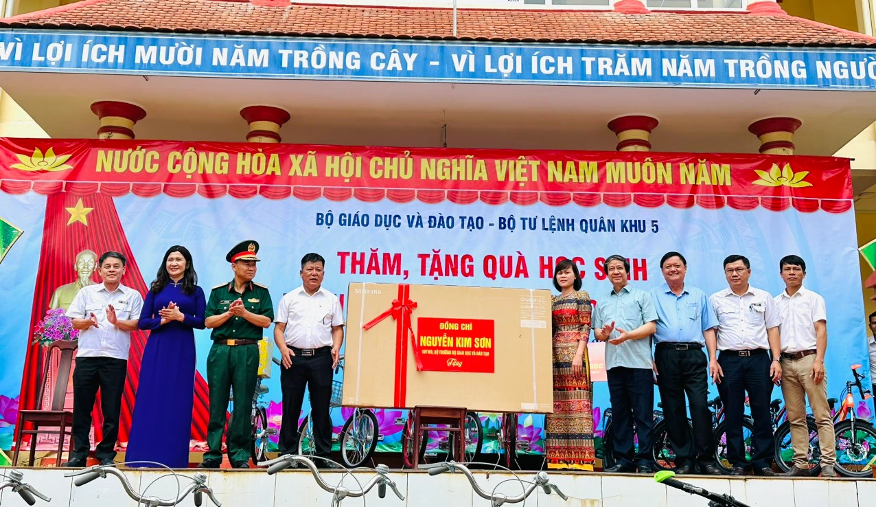 Bộ trưởng Nguyễn Kim Sơn và các đại biểu trao tặng quà cho các nhà trường