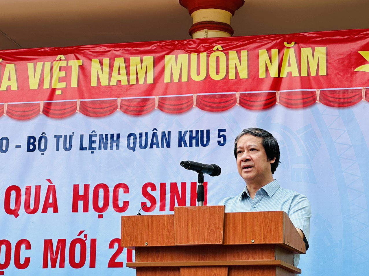 Trong phát biểu, Bộ trưởng Nguyễn Kim Sơn mong muốn từng trường học, từ cán bộ quản lý lãnh đạo nhà trường cho đến giáo viên có những điều chỉnh trong vai trò, trách nhiệm giáo dục. Trong phát biểu, Bộ trưởng Nguyễn Kim Sơn mong muốn từng trường học, từ cán bộ quản lý lãnh đạo nhà trường cho đến giáo viên có những điều chỉnh trong vai trò, trách nhiệm giáo dục.