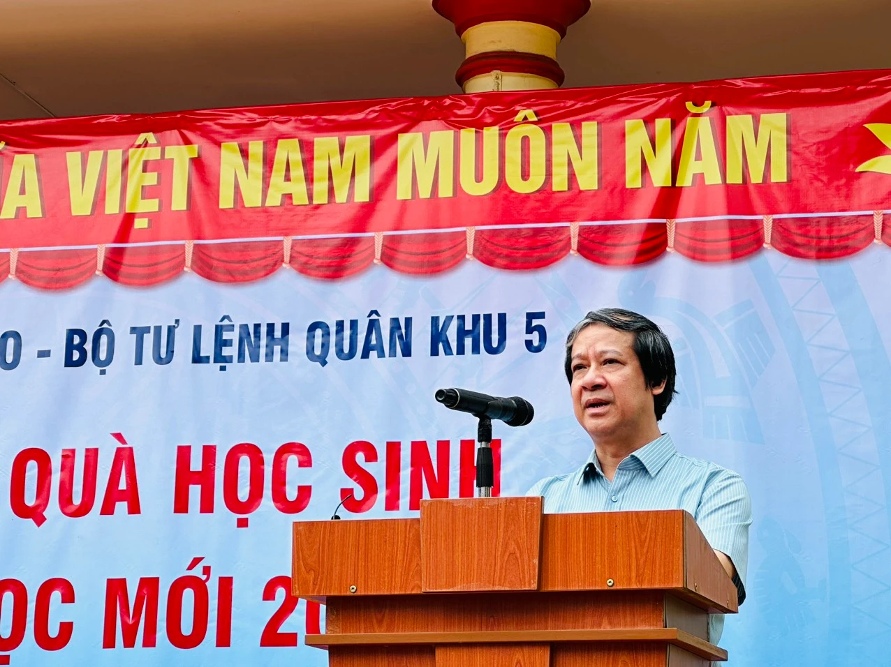 Trong phát biểu, Bộ trưởng Nguyễn Kim Sơn mong muốn từng trường học, từ cán bộ quản lý lãnh đạo nhà trường cho đến giáo viên có những điều chỉnh trong vai trò, trách nhiệm giáo dục.