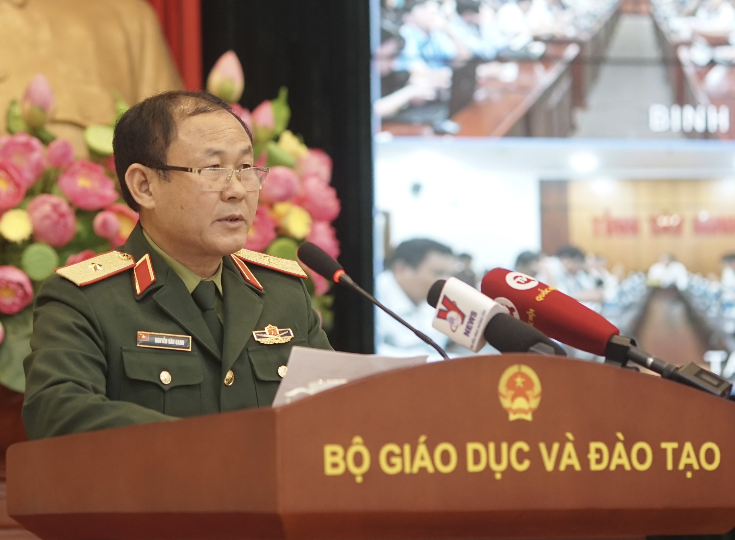Thiếu tướng Nguyễn Văn Oanh – Cục trưởng Cục Nhà trường (Bộ Quốc phòng). Thiếu tướng Nguyễn Văn Oanh – Cục trưởng Cục Nhà trường (Bộ Quốc phòng).