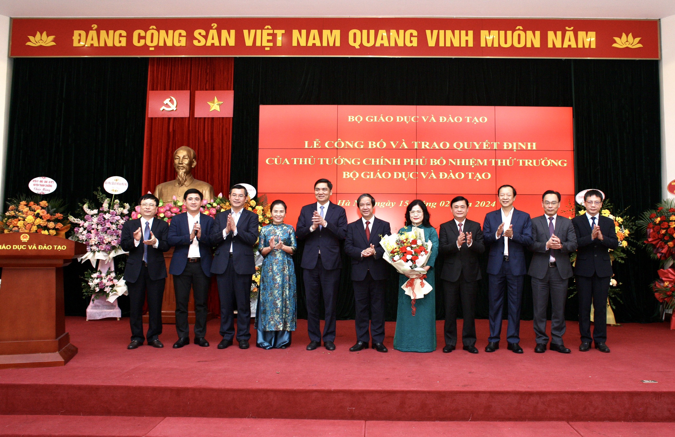 Lãnh đạo Bộ GD&amp;ĐT và lãnh đạo tỉnh Nghệ An chúc mừng tân Thứ trưởng Nguyễn Thị Kim Chi.