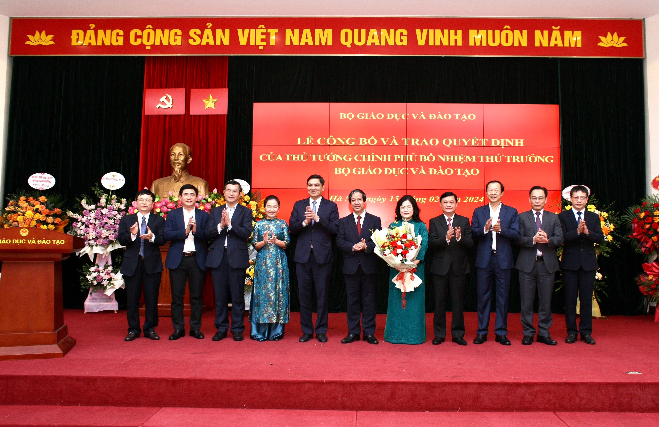 Lãnh đạo Bộ GD&amp;ĐT và lãnh đạo tỉnh Nghệ An chúc mừng tân Thứ trưởng Nguyễn Thị Kim Chi.