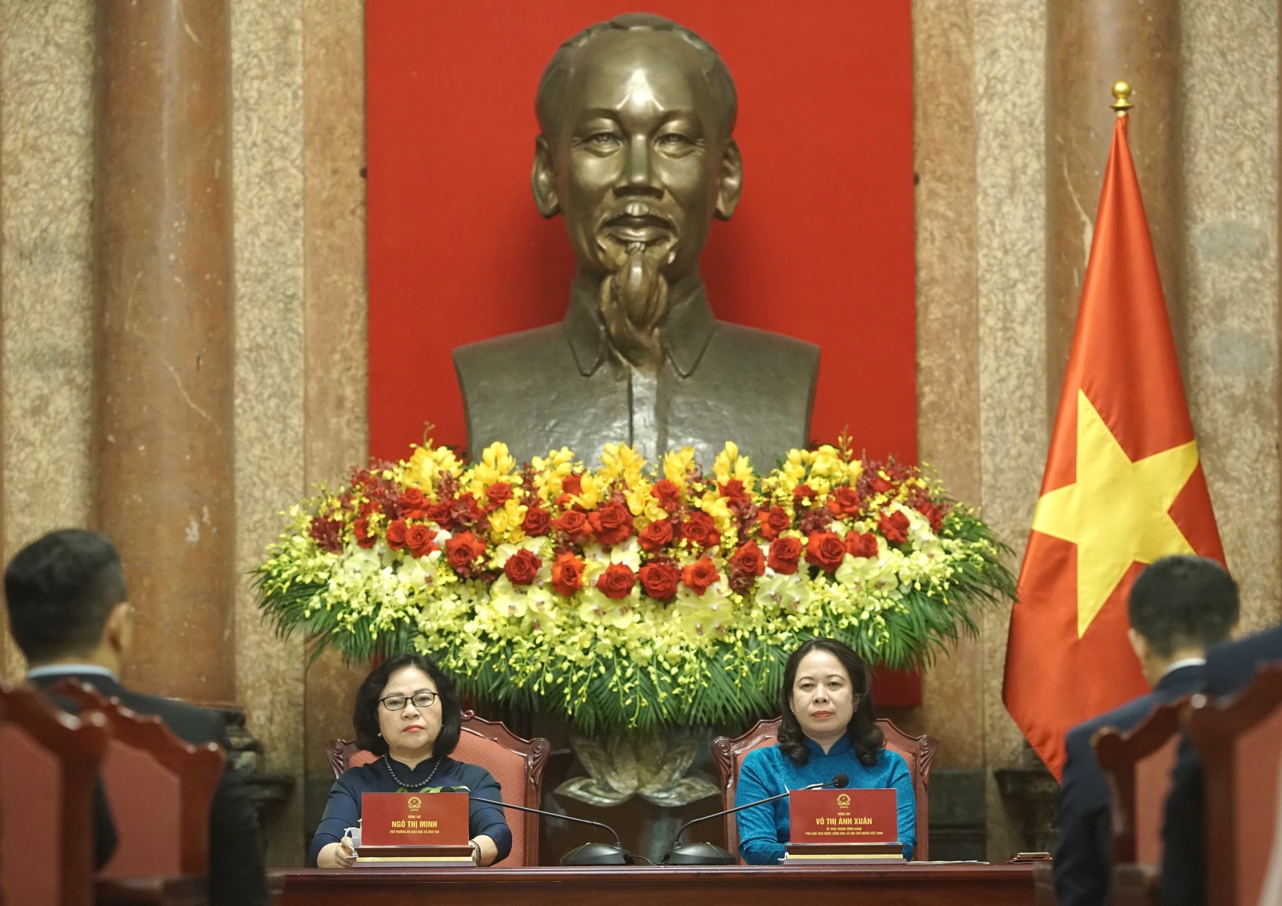 Phó Chủ tịch nước Võ Thị Ánh Xuân (bên phải) và Thứ trưởng Bộ GD&ĐT Ngô Thị Minh tại buổi gặp mặt Phó Chủ tịch nước Võ Thị Ánh Xuân (bên phải) và Thứ trưởng Bộ GD&ĐT Ngô Thị Minh tại buổi gặp mặt