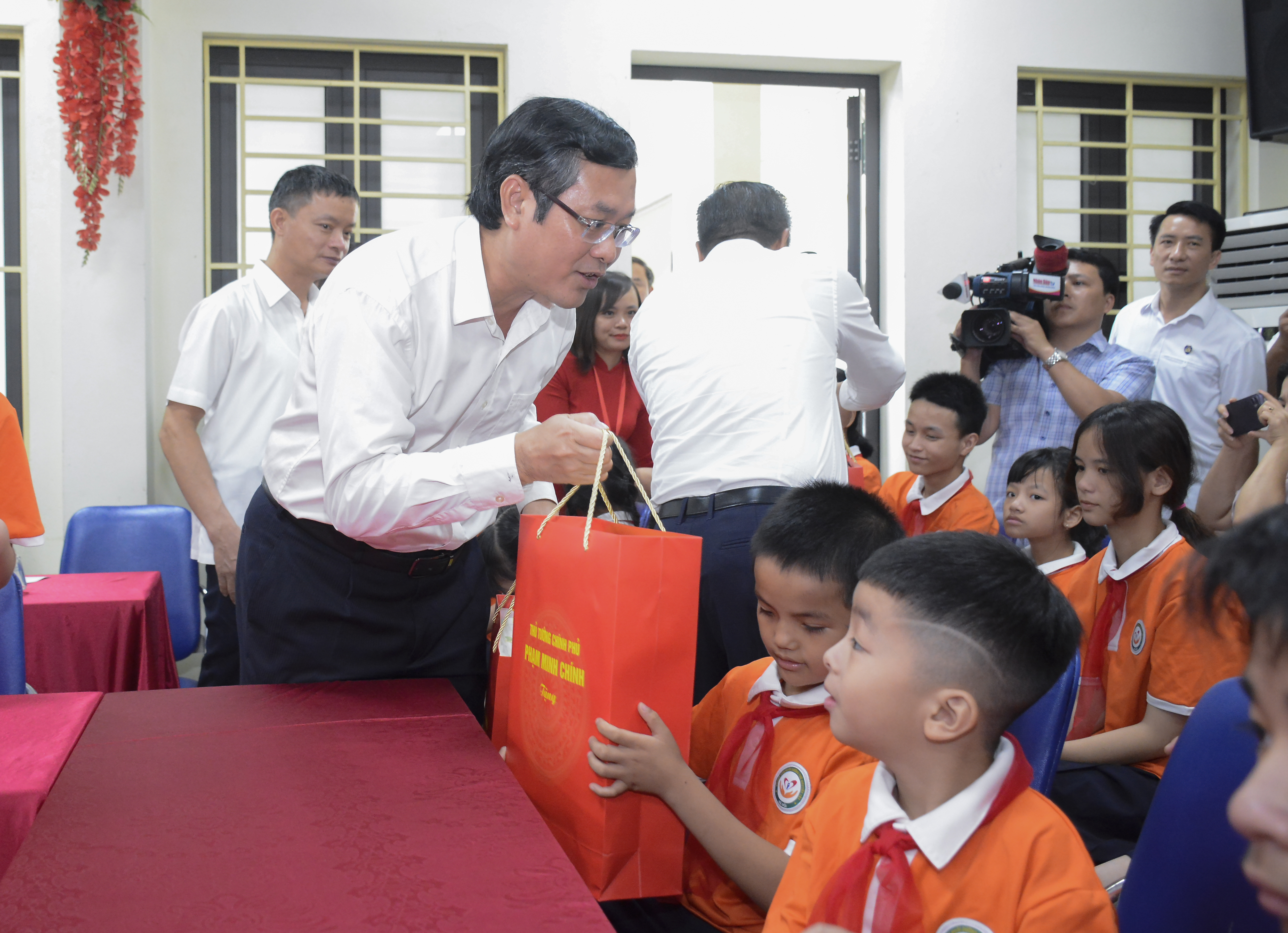 Thứ trưởng Bộ GD&amp;ĐT Nguyễn Văn Phúc trao quà cho học sinh Trung tâm.