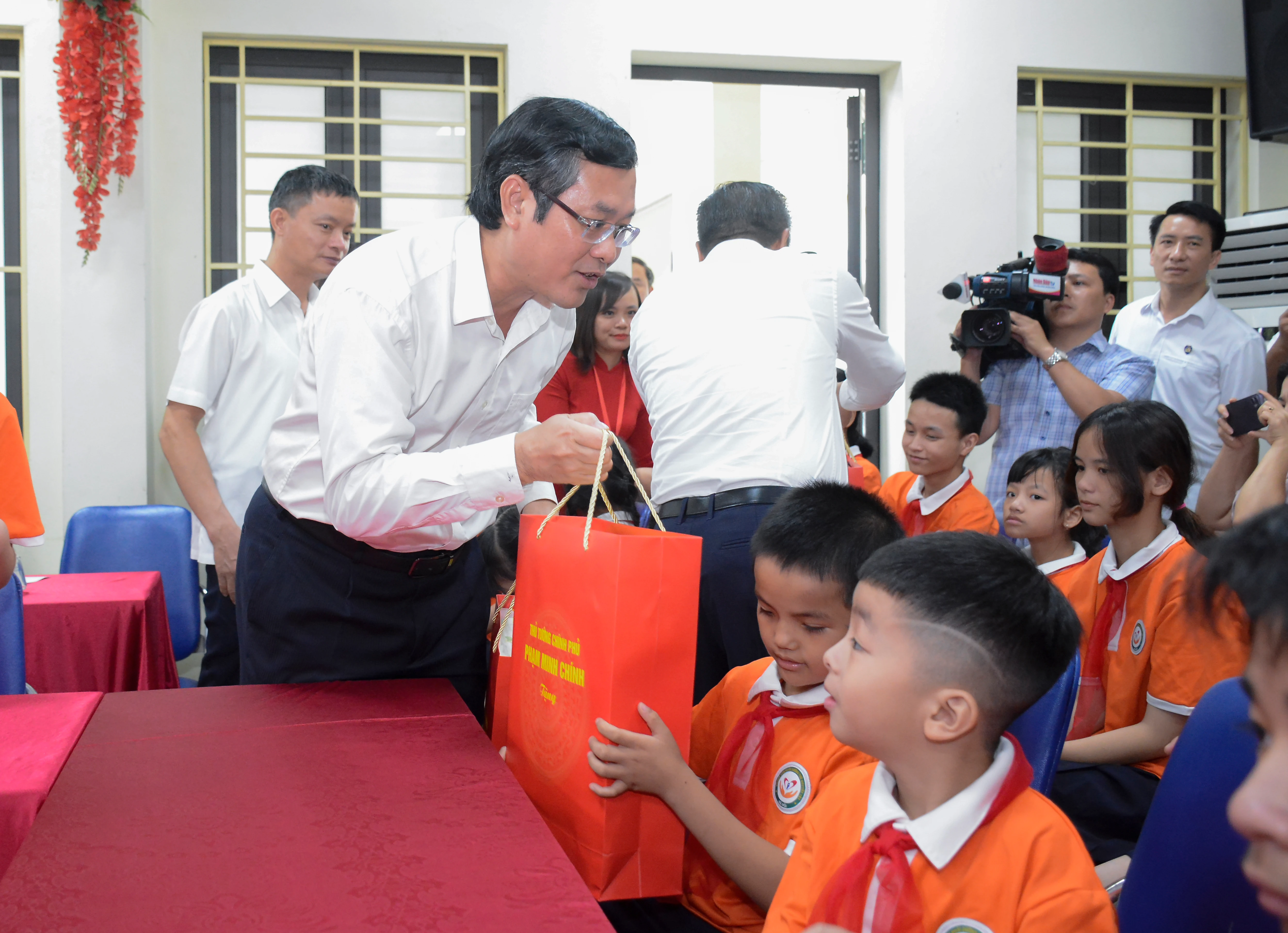 Thứ trưởng Bộ GD&amp;ĐT Nguyễn Văn Phúc trao quà cho học sinh Trung tâm.