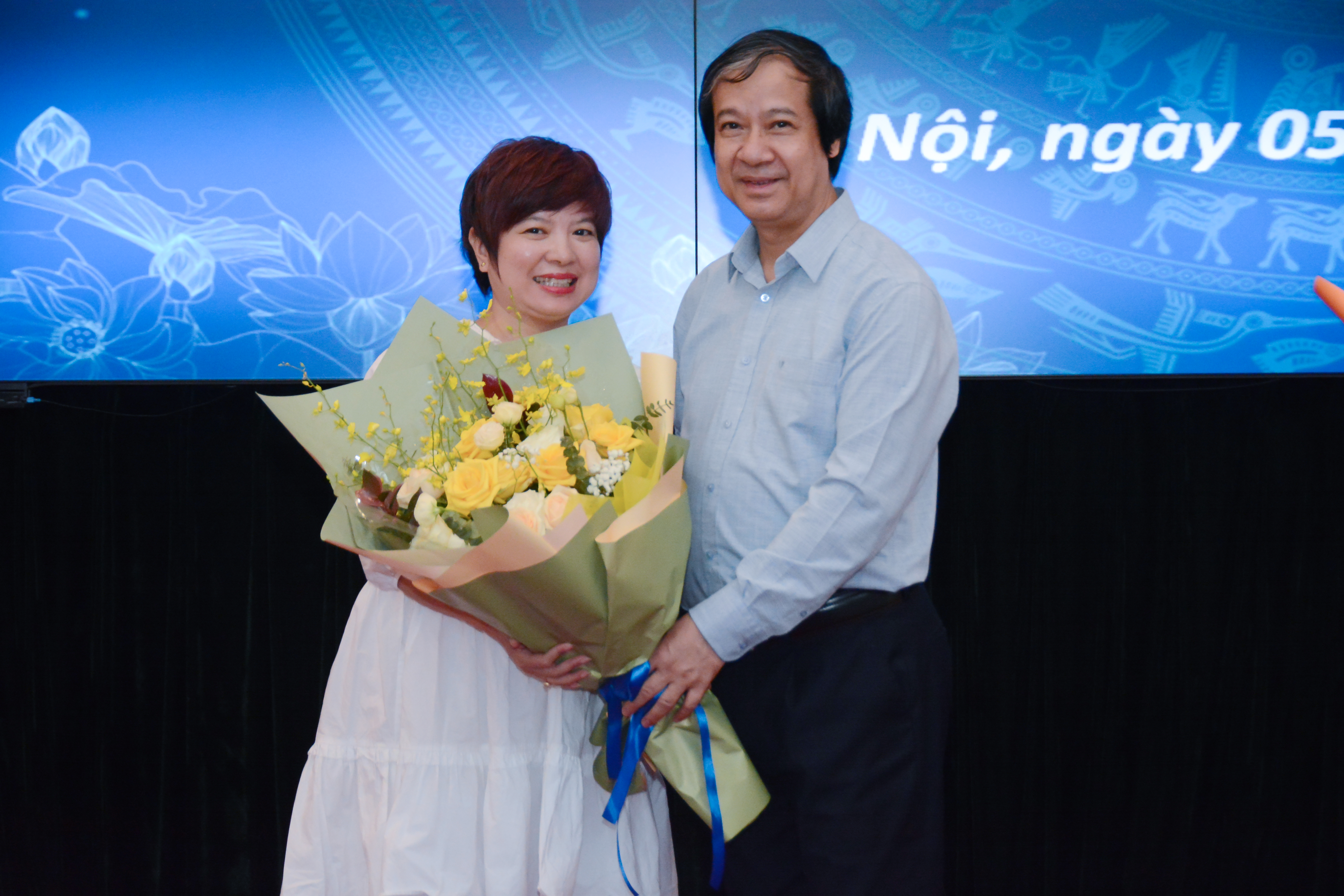 Bộ trưởng Bộ GD&amp;ĐT Nguyễn Kim Sơn trao Quyết định bổ nhiệm lại, tặng hoa chúc mừng Phó Tổng Biên tập Báo Giáo dục và Thời đại Dương Thị Thanh Hương.