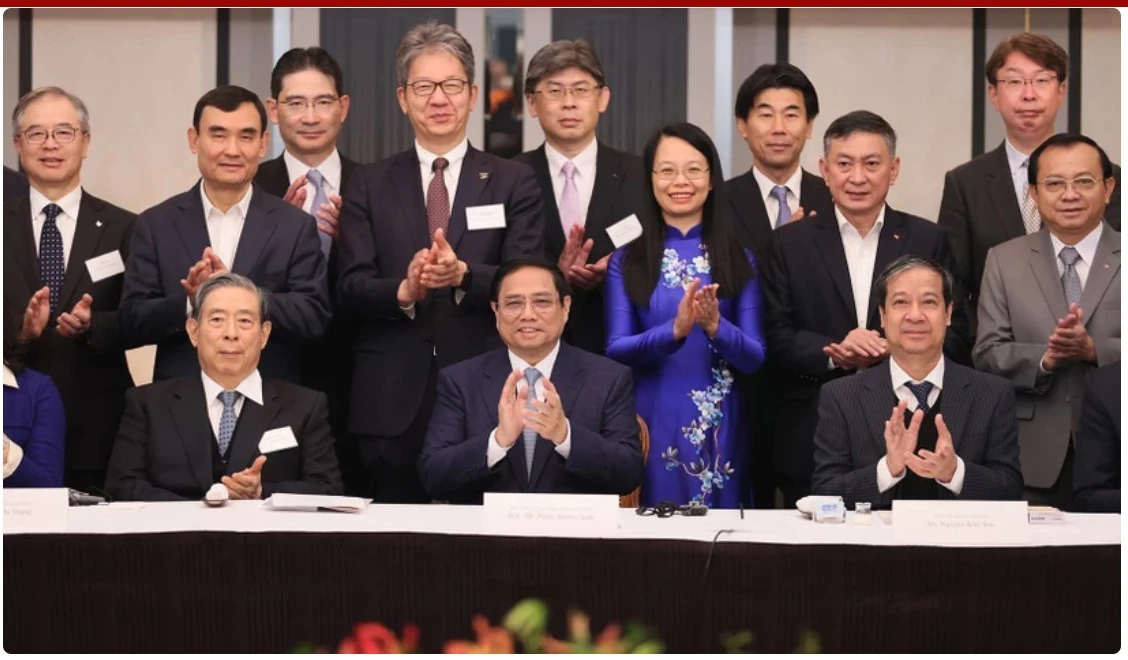 Thủ tướng Phạm Minh Chính với một số doanh nghiệp Nhật Bản về vi mạch bán dẫn. (Ảnh: Dương Giang/TTXVN)