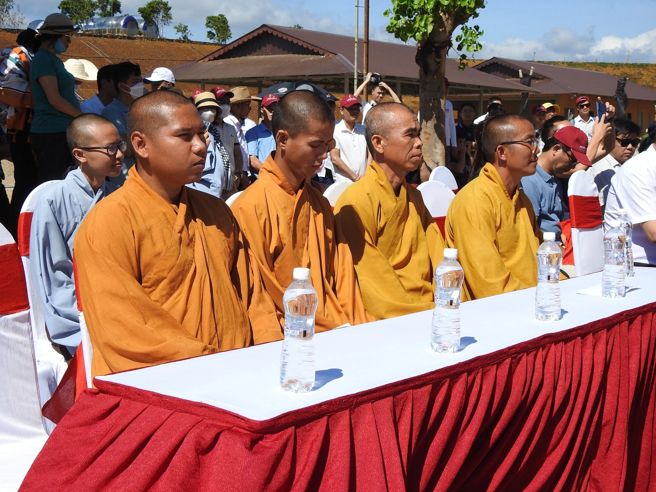 Đại đức Thích Đạt Ma Quang Hải; các chư tôn đức tăng ni của Thiền viện và các đại biểu dự Lễ trồng cây.