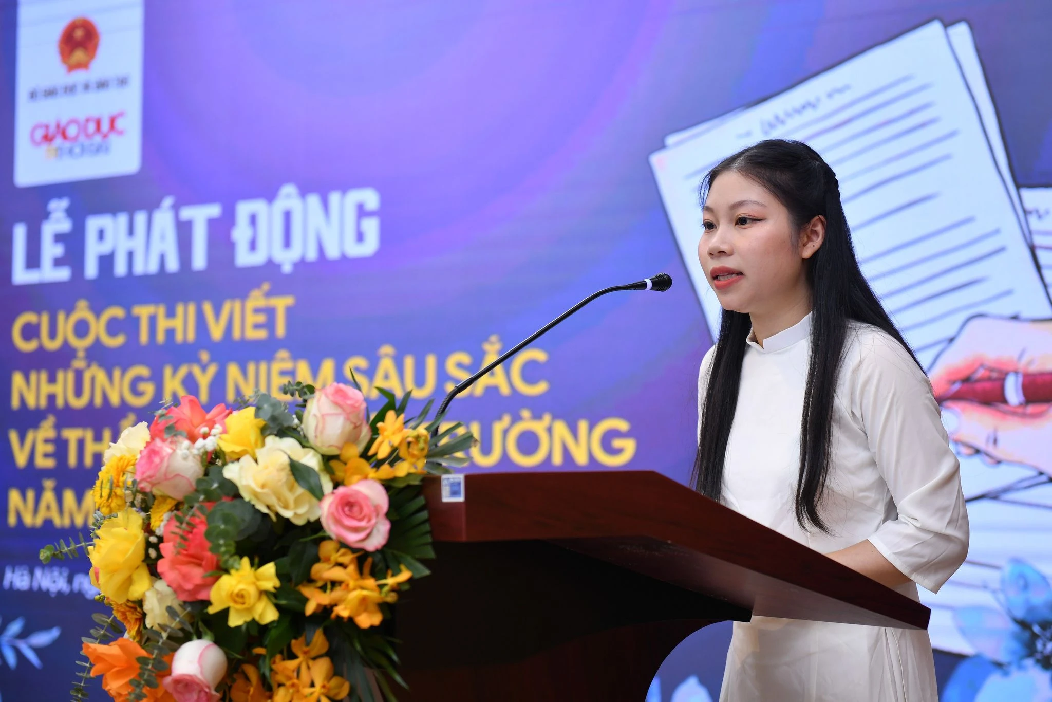 Em Nguyễn Thị Trang - sinh viên K25, Học viện Ngân hàng phát biểu hưởng ứng tại buổi Lễ.