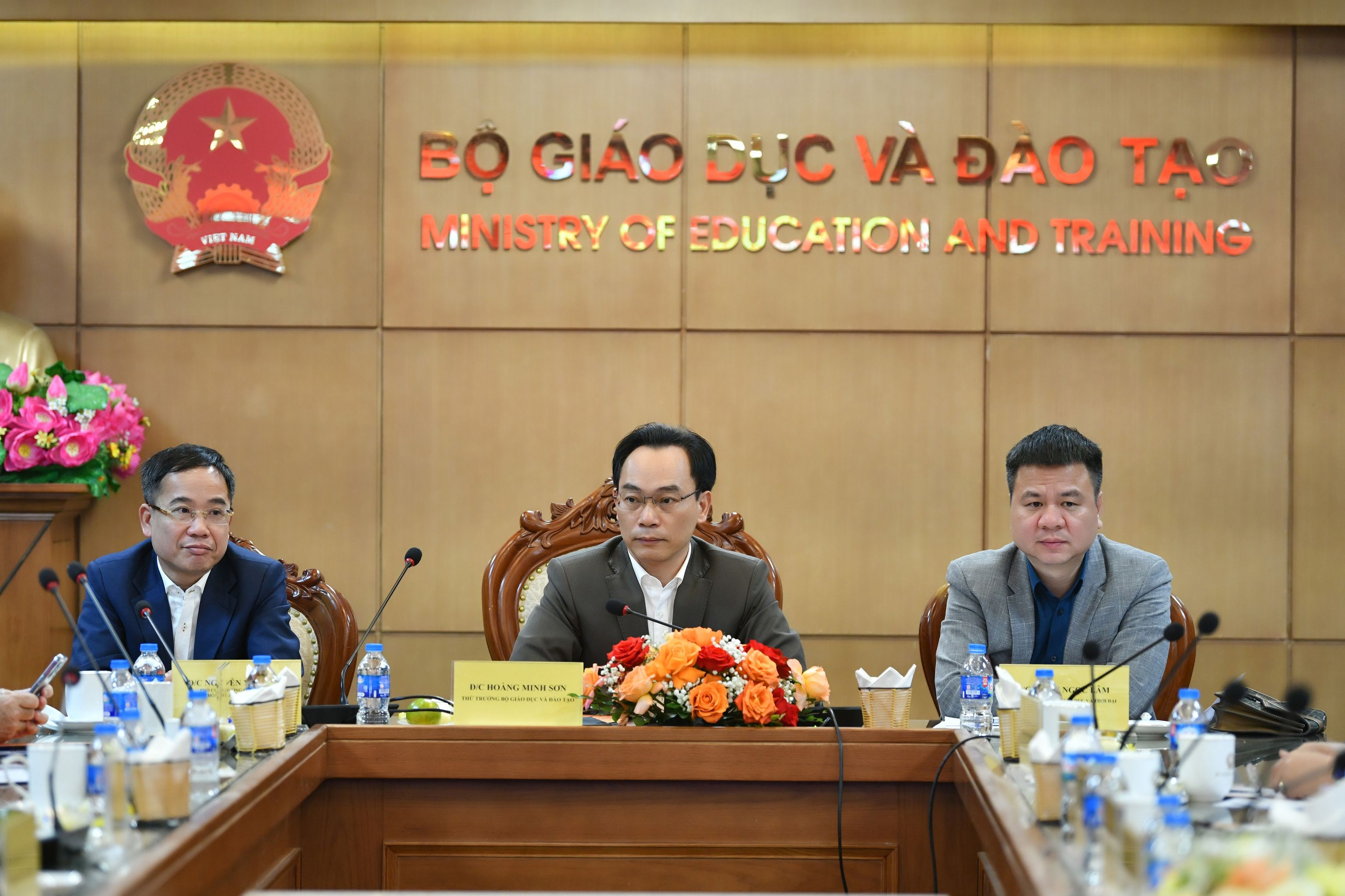 Ông Hoàng Minh Sơn - Thứ trưởng Bộ GD&ĐT; ông Nguyễn Văn Hiếu - Phó Cục trưởng Cục Báo chí, Bộ TT&TT và Nhà báo Triệu Ngọc Lâm - Tổng Biên tập Báo Giáo dục và Thời đại đồng chủ trì buổi họp báo. Ông Hoàng Minh Sơn - Thứ trưởng Bộ GD&ĐT; ông Nguyễn Văn Hiếu - Phó Cục trưởng Cục Báo chí, Bộ TT&TT và Nhà báo Triệu Ngọc Lâm - Tổng Biên tập Báo Giáo dục và Thời đại đồng chủ trì buổi họp báo.