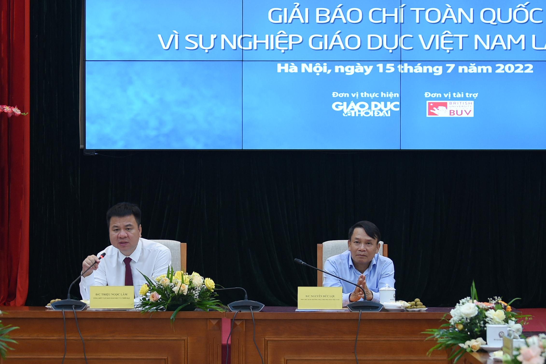 Phó Chủ tịch thường trực Hội Nhà báo Việt Nam Nguyễn Đức Lợi - Phó trưởng Ban chỉ đạo (bên phải) và Tổng Biên tập Báo Giáo dục và Thời đại Triệu Ngọc Lâm - thành viên Ban chỉ đạo, Phó trưởng ban thường trực Ban tổ chức trả lời câu hỏi của các phóng viên tại buổi họp báo. Phó Chủ tịch thường trực Hội Nhà báo Việt Nam Nguyễn Đức Lợi - Phó trưởng Ban chỉ đạo (bên phải) và Tổng Biên tập Báo Giáo dục và Thời đại Triệu Ngọc Lâm - thành viên Ban chỉ đạo, Phó trưởng ban thường trực Ban tổ chức trả lời câu hỏi của các phóng viên tại buổi họp báo.