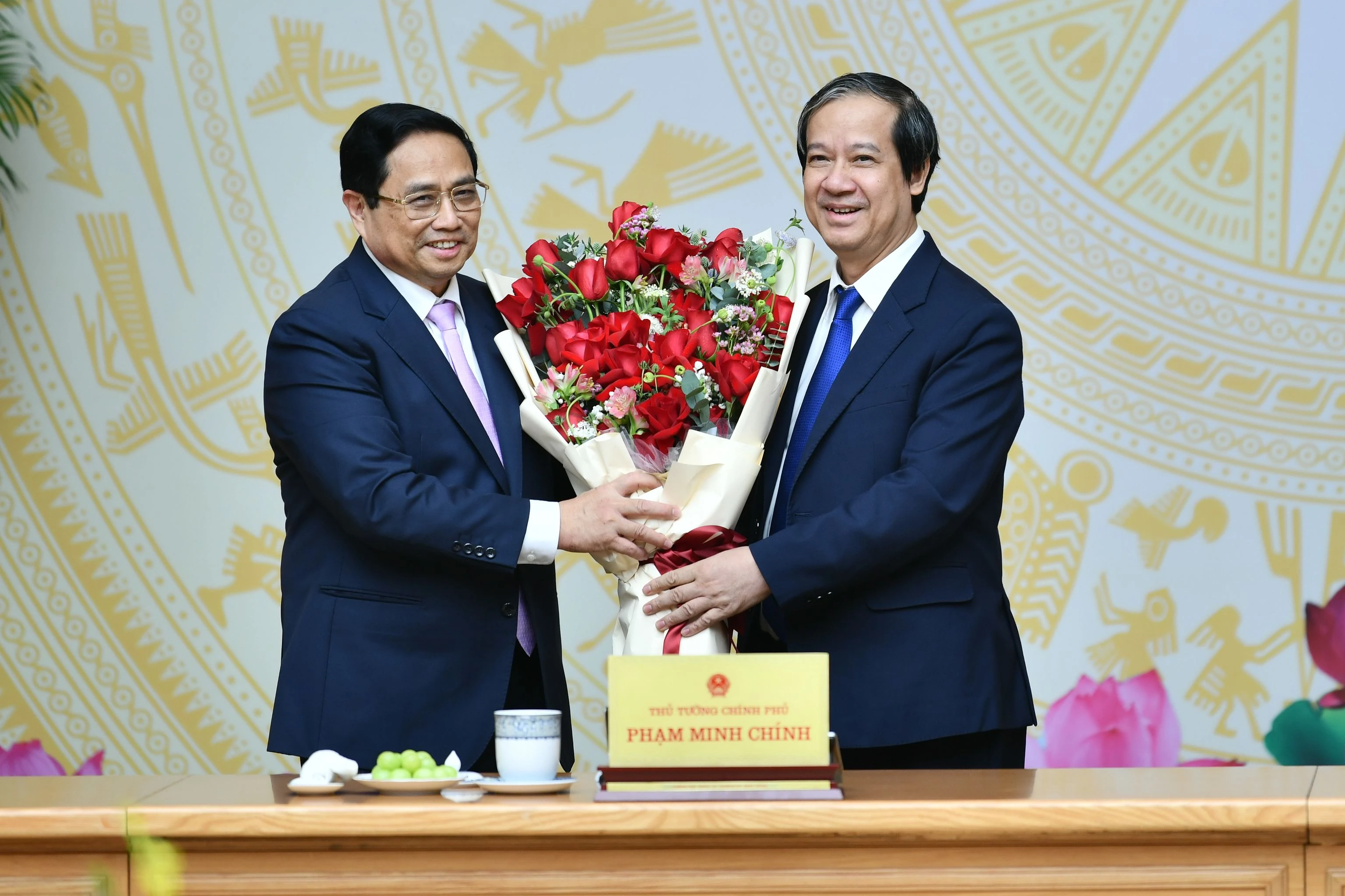 Bộ trưởng Bộ GD&amp;ĐT Nguyễn Kim Sơn tặng hoa Thủ tướng Chính phủ Phạm Minh Chính.