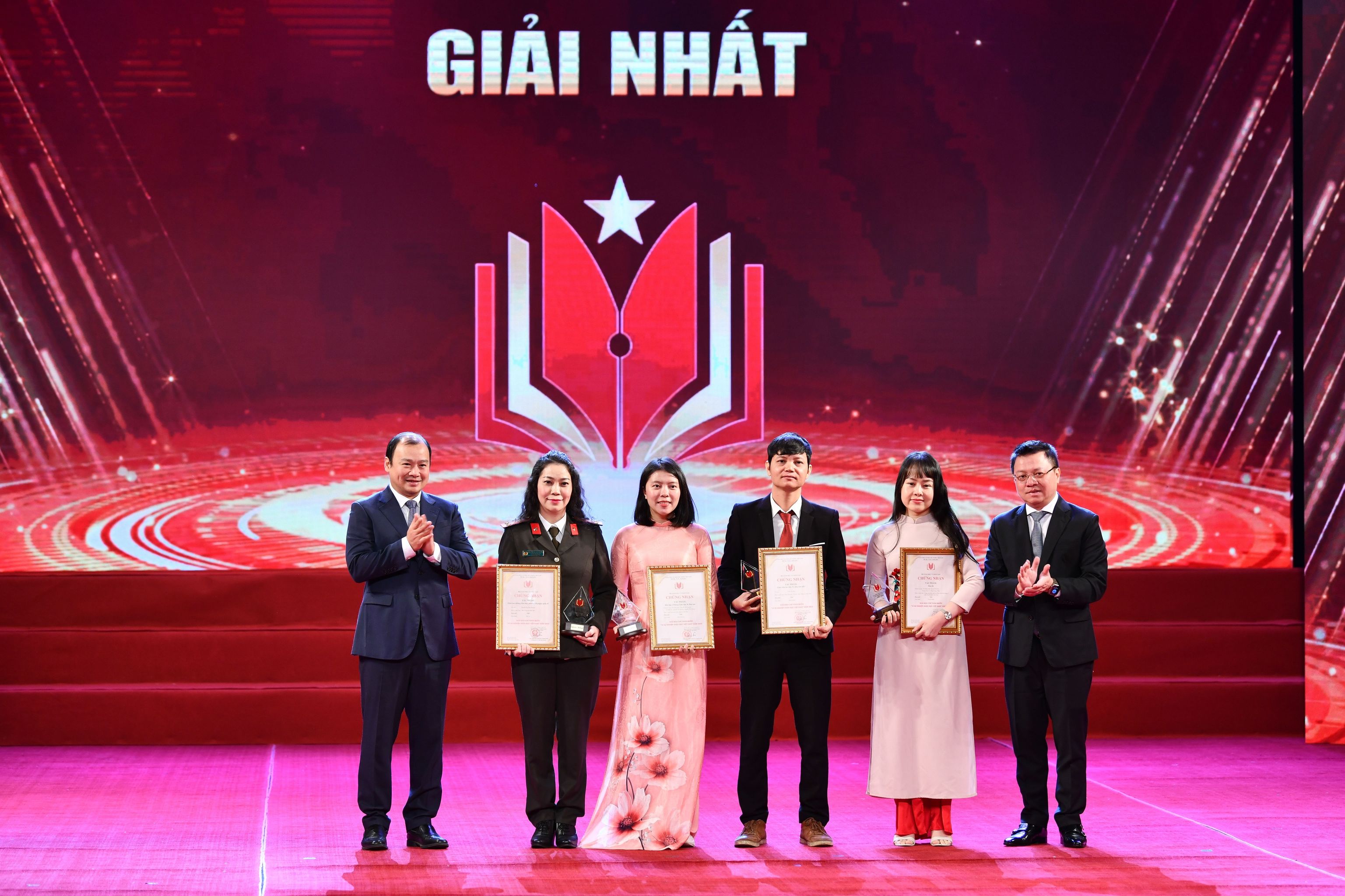 Lễ trao Giải báo chí toàn quốc 'Vì sự nghiệp Giáo dục Việt Nam' năm 2023 ảnh 19 Lễ trao Giải báo chí toàn quốc 'Vì sự nghiệp Giáo dục Việt Nam' năm 2023 ảnh 19