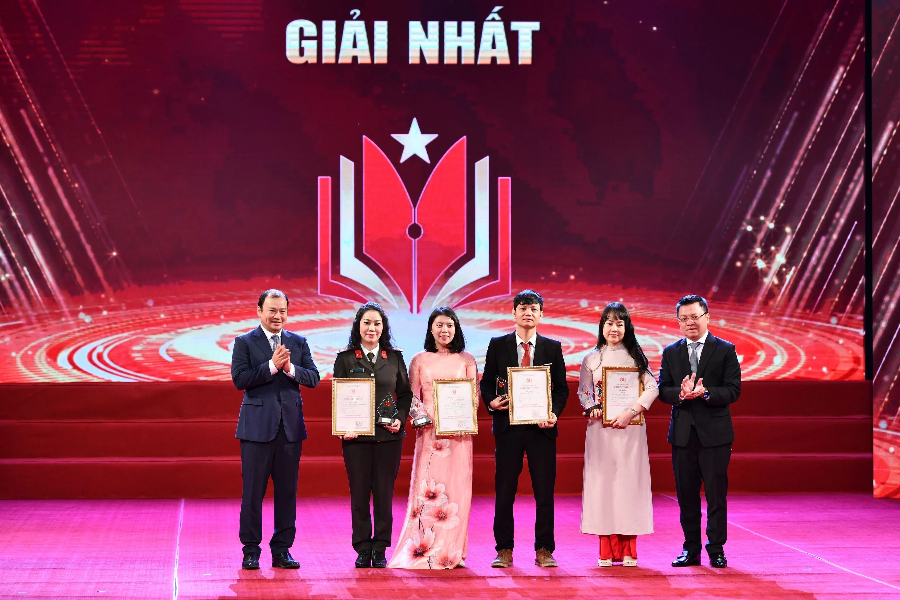 Lễ trao Giải báo chí toàn quốc 'Vì sự nghiệp Giáo dục Việt Nam' năm 2023 ảnh 19