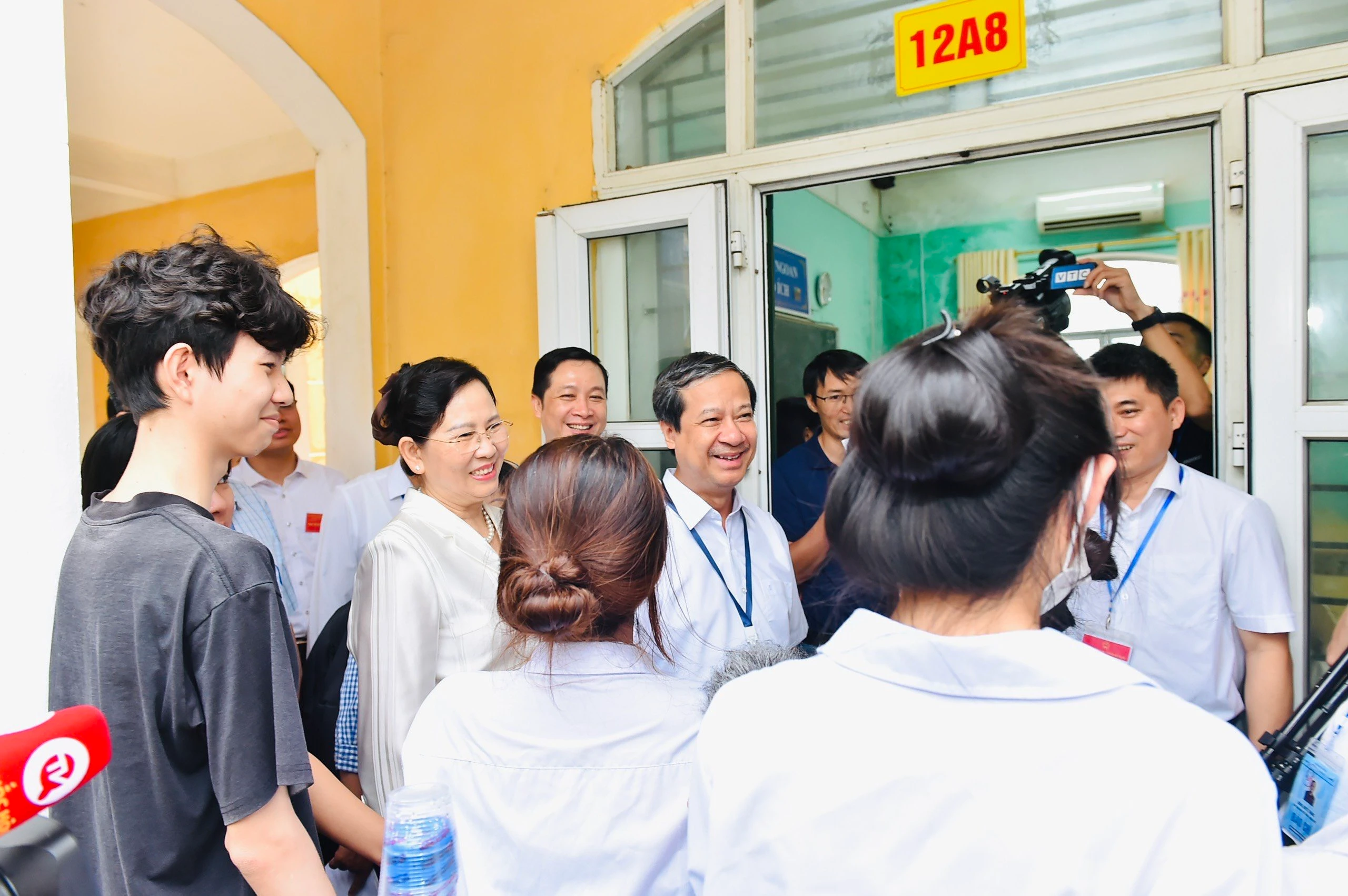 Bộ trưởng Nguyễn Kim Sơn trò chuyện, động viên thí sinh tại điểm thi Trường THPT B Duy Tiên, Hà Nam trước giờ vào phòng thi.