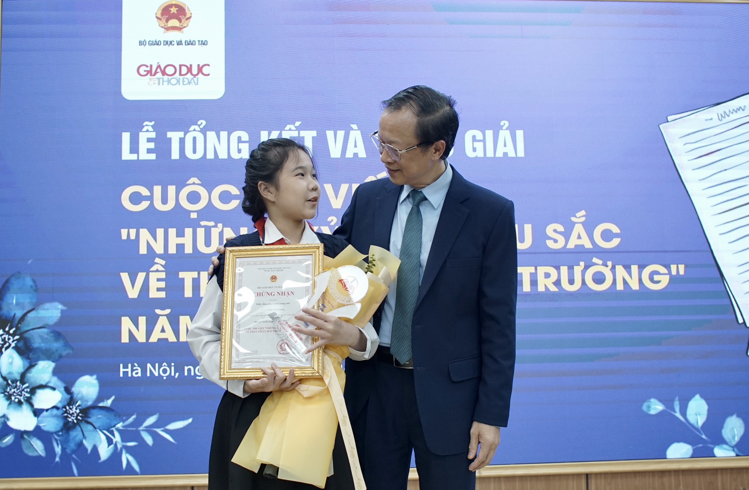Thứ trưởng Phạm Ngọc Thưởng trò chuyện cùng tác giả đạt giải của cuộc thi. Thứ trưởng Phạm Ngọc Thưởng trò chuyện cùng tác giả đạt giải của cuộc thi.