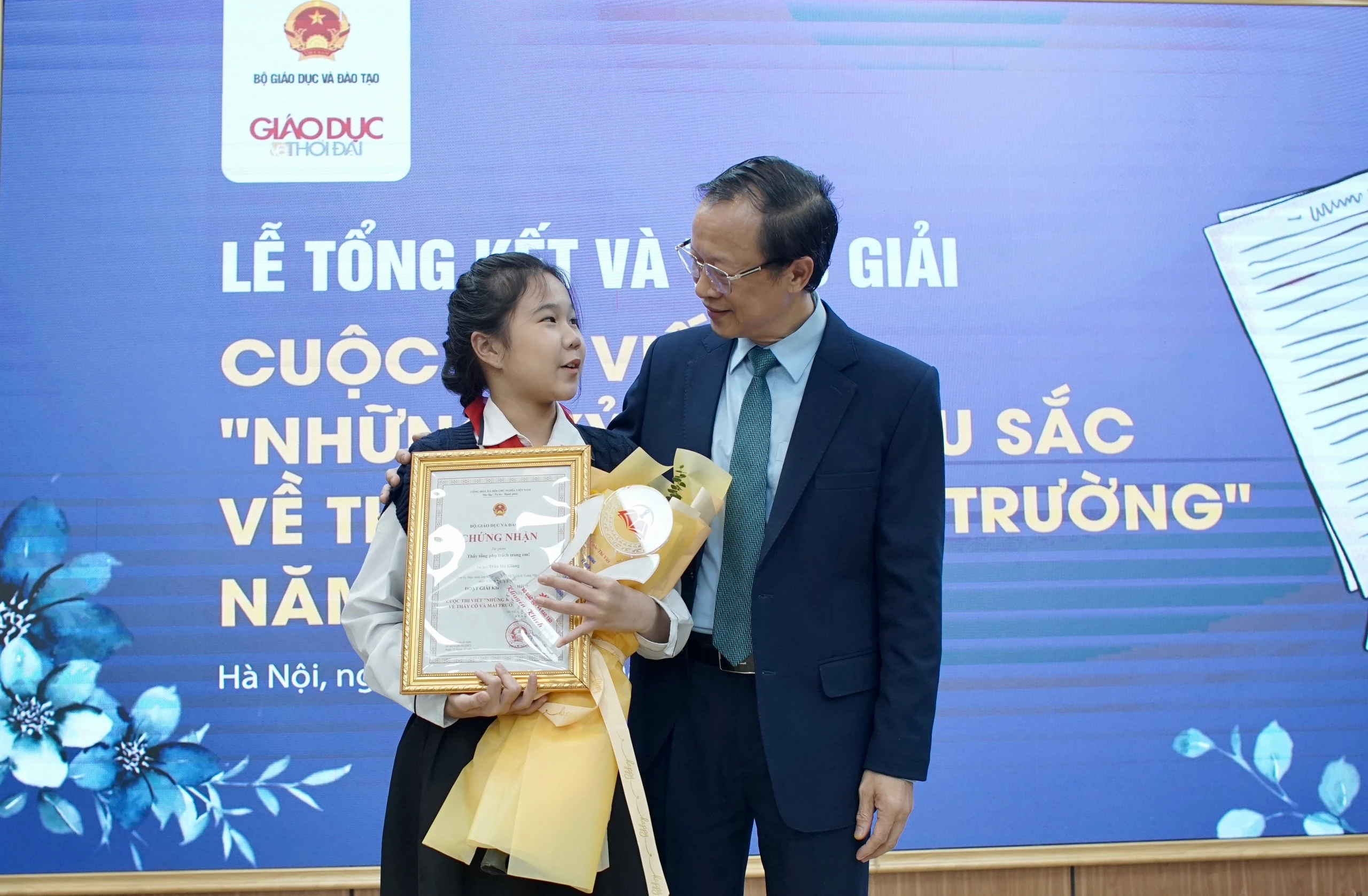Thứ trưởng Phạm Ngọc Thưởng trò chuyện cùng tác giả đạt giải của cuộc thi.