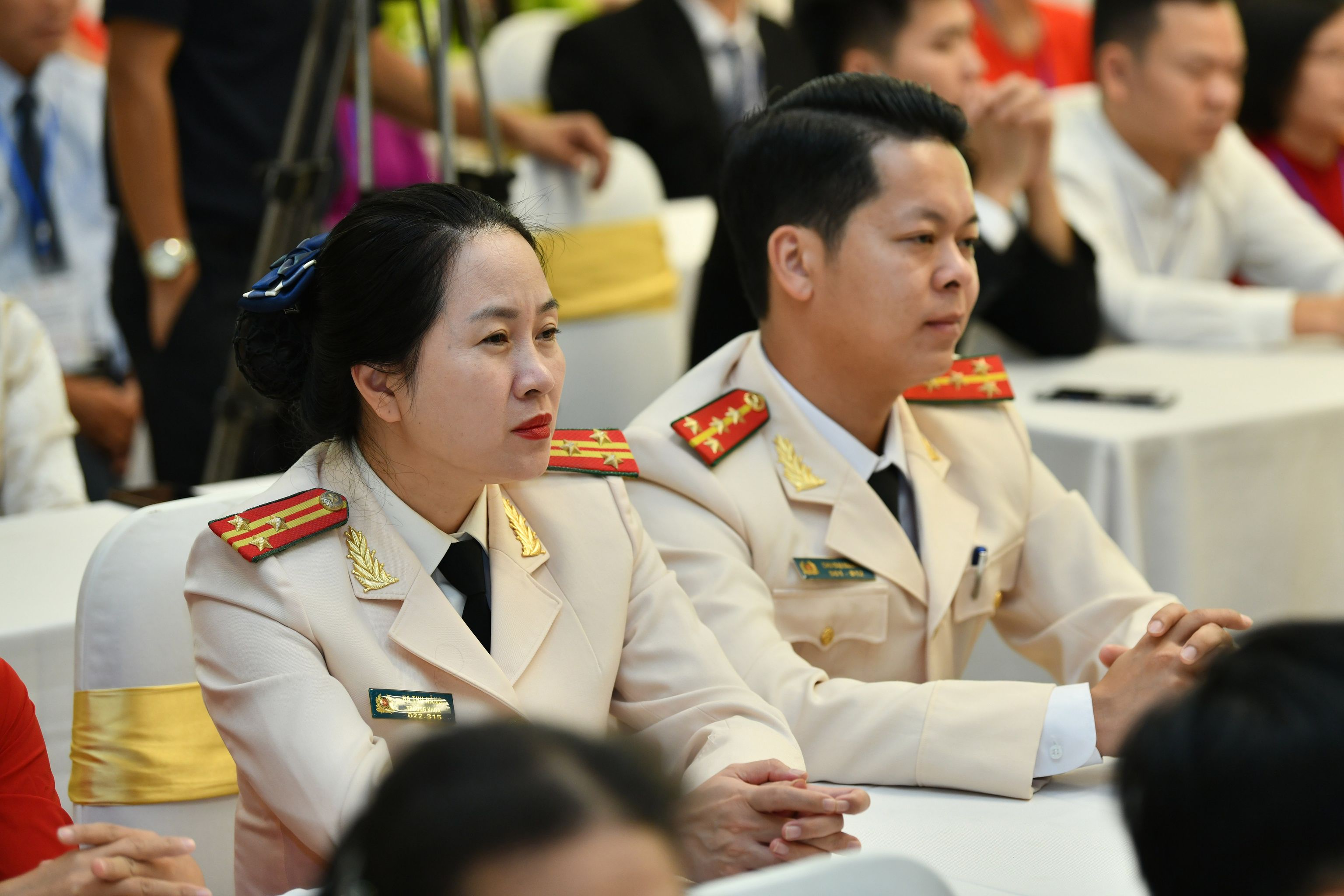 Niềm vui của các thầy cô giáo dự Lễ tuyên dương.