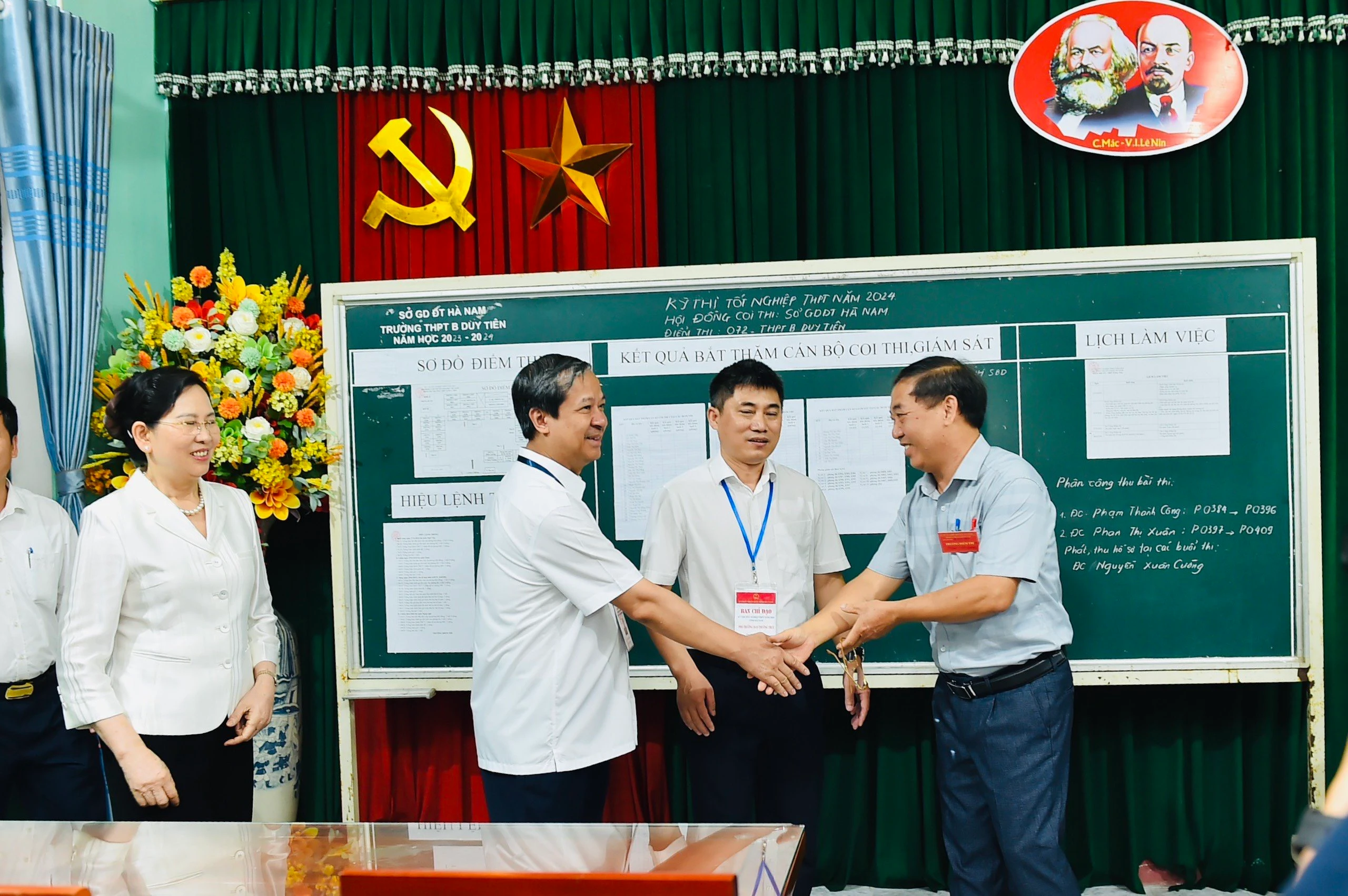 Bộ trưởng Bộ GD&amp;ĐT Nguyễn Kim Sơn động viên cán bộ, giáo viên làm nhiệm vụ coi thi điểm thi Trường THPT B Duy Tiên, Hà Nam.