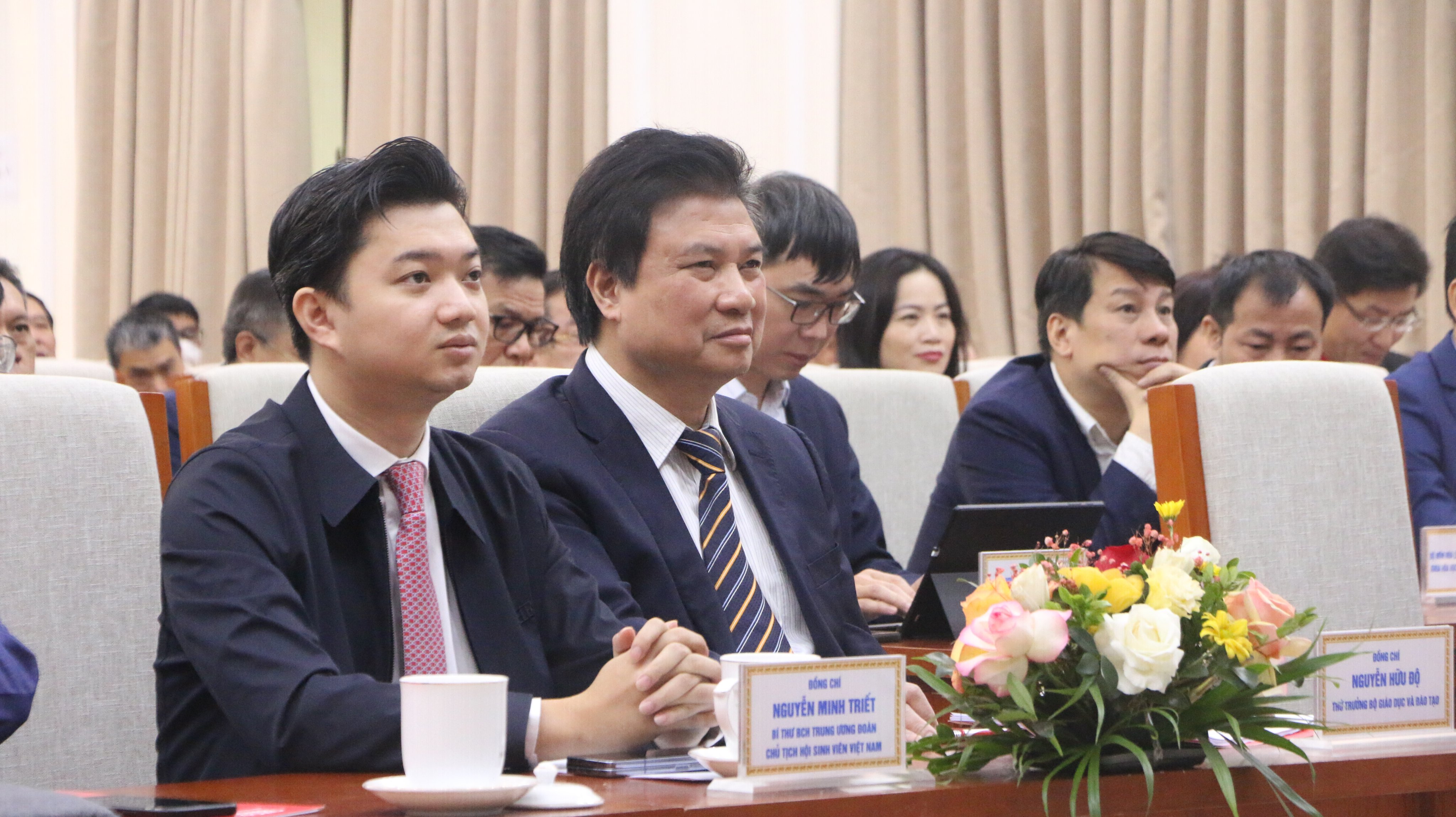 Thứ trưởng Bộ Giáo dục và Đào tạo Nguyễn Hữu Độ (bên phải) và Bí thư Ban Chấp hành Trung ương Đoàn, Chủ tịch Hội Sinh viên Việt Nam Nguyễn Minh Triết dự buổi lễ. Thứ trưởng Bộ Giáo dục và Đào tạo Nguyễn Hữu Độ (bên phải) và Bí thư Ban Chấp hành Trung ương Đoàn, Chủ tịch Hội Sinh viên Việt Nam Nguyễn Minh Triết dự buổi lễ.