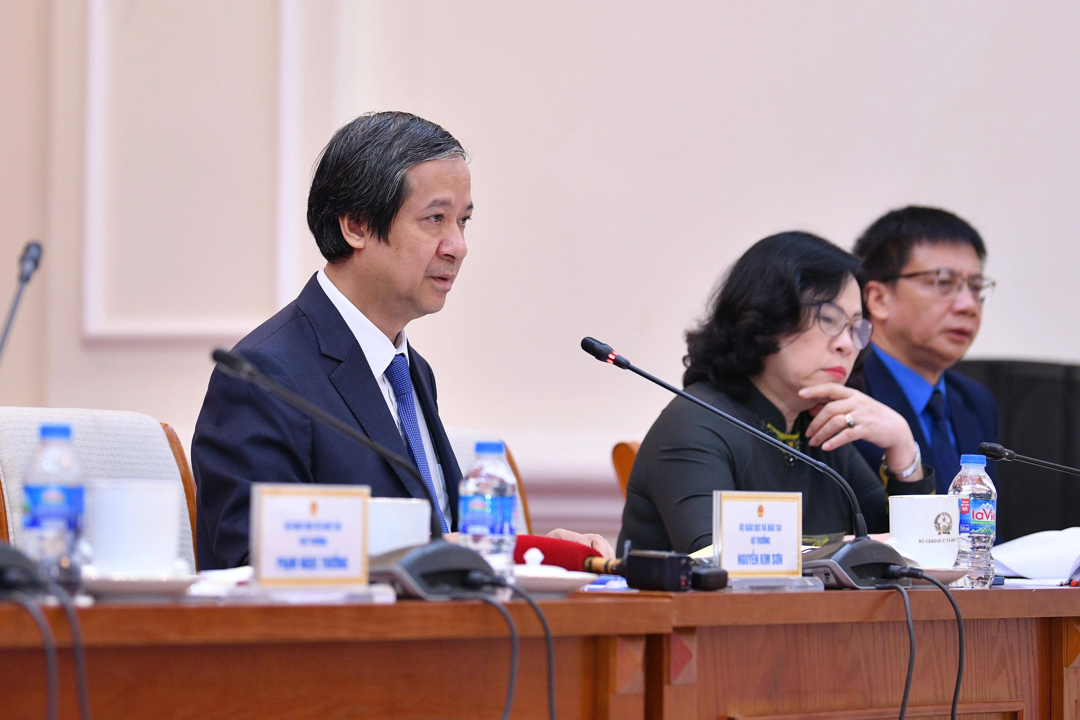 Bộ trưởng Nguyễn Kim Sơn chia sẻ trước những ý kiến của các giáo viên mầm non. Bộ trưởng Nguyễn Kim Sơn chia sẻ trước những ý kiến của các giáo viên mầm non.