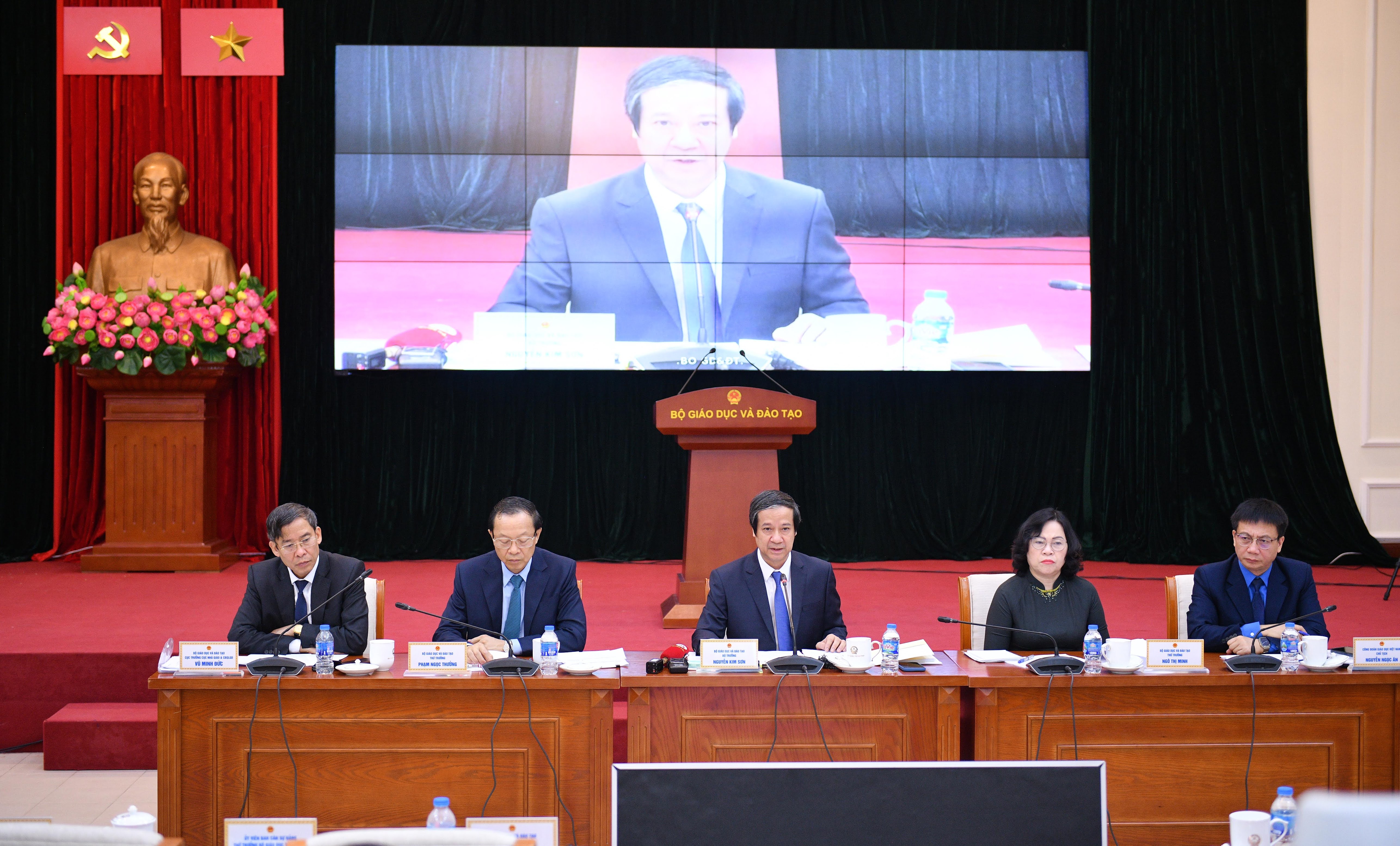 Bộ trưởng Nguyễn Kim Sơn và các Thứ trưởng: Phạm Ngọc Thưởng, Ngô Thị Minh; ông Nguyễn Ngọc Ân, Chủ tịch Công đoàn Giáo dục Việt Nam; Cục trưởng CNGCBQLGD Vũ Minh Đức chủ trì chương trình. Bộ trưởng Nguyễn Kim Sơn và các Thứ trưởng: Phạm Ngọc Thưởng, Ngô Thị Minh; ông Nguyễn Ngọc Ân, Chủ tịch Công đoàn Giáo dục Việt Nam; Cục trưởng CNGCBQLGD Vũ Minh Đức chủ trì chương trình.