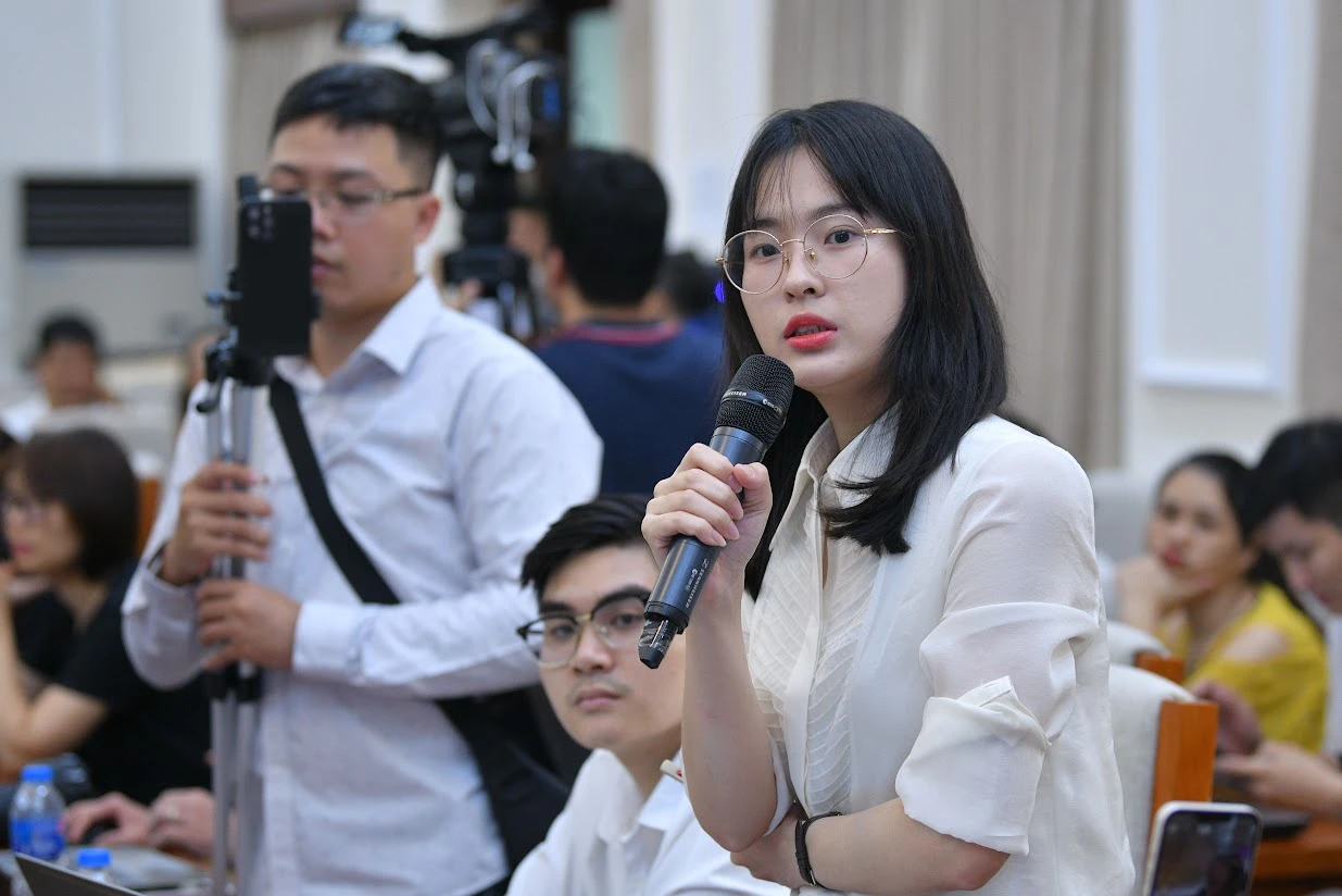 Phóng viên đặt câu hỏi tại cuộc họp báo.