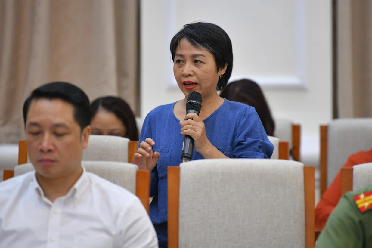 Phóng viên đặt câu hỏi tại họp báo.