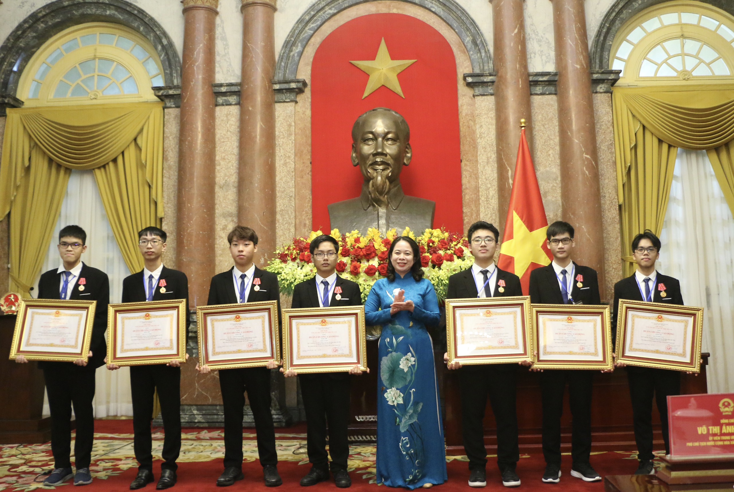 Phó Chủ tịch nước Võ Thị Ánh Xuân đã trao Huân chương Lao động hạng Nhất và hạng Nhì cho các em học sinh. Phó Chủ tịch nước Võ Thị Ánh Xuân đã trao Huân chương Lao động hạng Nhất và hạng Nhì cho các em học sinh.