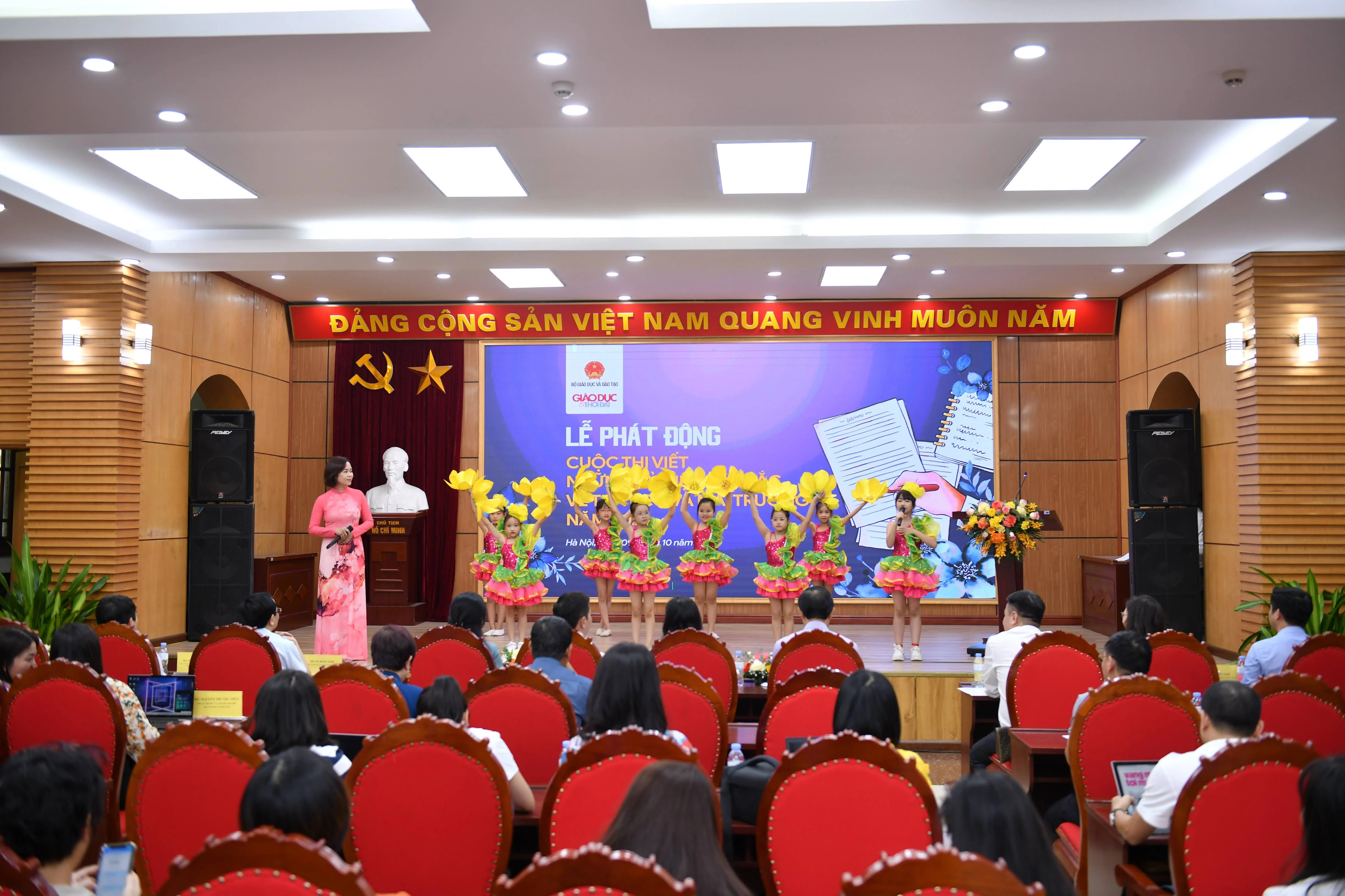 Văn nghệ chào mừng buổi Lễ của cô và trò trường Tiểu học Hoàng Diệu, Ba Đình, Hà Nội.