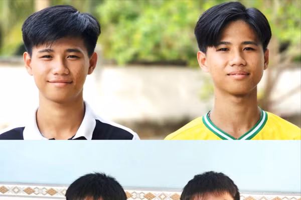 Hai cặp song sinh Huy - Hoàng (ảnh trên) và Nhân - Nghĩa cùng viết đơn tình nguyện nhập ngũ.