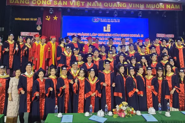 Trường ĐH Tây Đô trao bằng tốt nghiệp cho sinh viên, tân thạc sĩ.