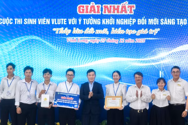 Ban tổ chức trao giải Nhất cho ý tưởng Sản xuất chế phẩm sinh học từ bột vỏ cam sành ứng dụng trong chăn nuôi gia cầm.