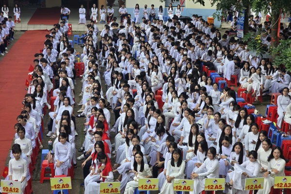 Học sinh Trường THPT Hoàng Diệu trong lễ kỷ niệm 43 năm ngày Nhà giáo Việt Nam 20/11. Ảnh: Nguyên Việt.