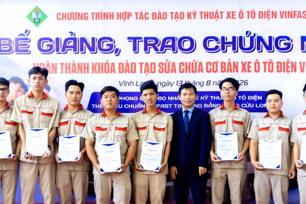 Sinh viên Vĩnh Long hoàn thành khóa đào tạo kỹ thuật ô tô điện VinFast