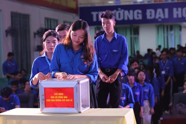 Sinh viên các trường đại học tại miền Tây ủng hộ vùng lũ miền Trung.