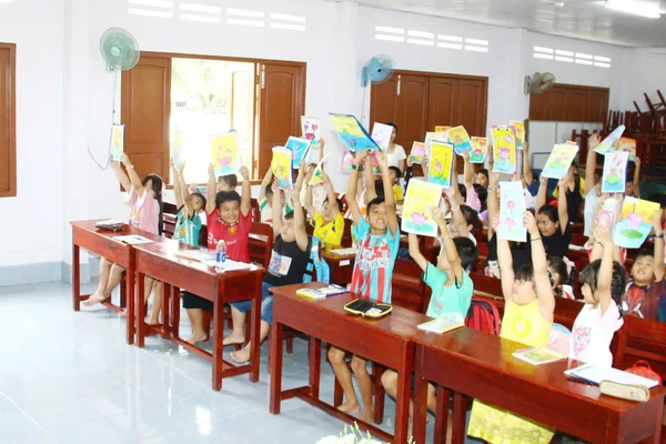 Thầy giáo trẻ Nguyễn Khánh trong lớp học hè miễn phí.