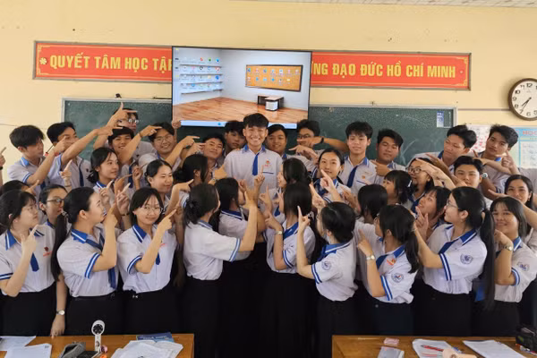 Sơn Minh Đình hạnh phúc giữa vòng tay bạn bè.