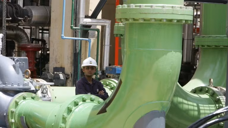 Một công nhân tại nhà máy lọc dầu BPCL Mumbai ở Ấn Độ. Ảnh: Hindustan Times