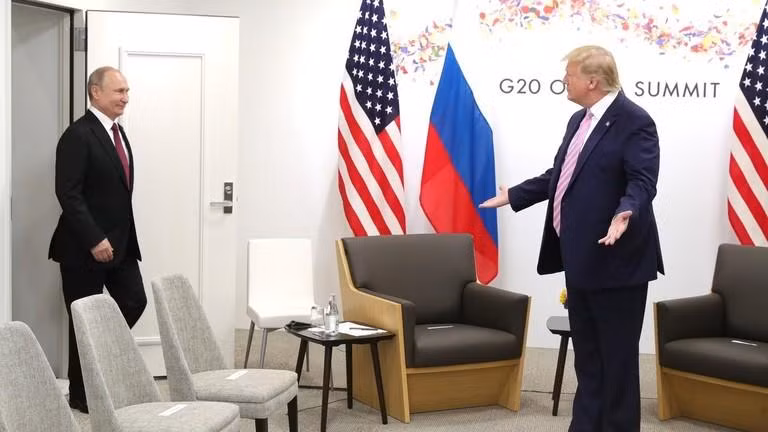Ông Donald Trump khi còn là Tổng thống Mỹ thể hiện sự tôn trọng với Tổng thống Nga Vladimir Putin.