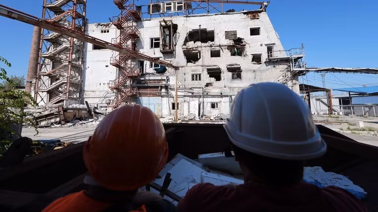 Công nhân đang sửa chữa một tòa nhà tại Cảng biển Mariupol, Cộng hòa Nhân dân Donetsk, Nga, ngày 11/9/2024. Ảnh: Sputnik