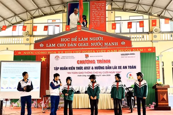 Trường THCS Xuân Huy tập huấn kiến thức an toàn giao thông và hướng dẫn lái xe an toàn.