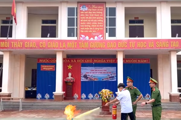 Học sinh Trường THCS Bản Nguyên trải nghiệm thực hành kỹ năng phòng cháy chữa cháy