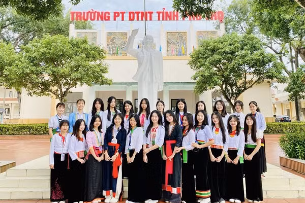Học sinh Trường phổ thông DTNT tỉnh Phú Thọ tự hào mặc trang phục của dân tộc vào thứ 2 đầu tuần và các ngày lễ lớn mang đậm bản sắc dân tộc.