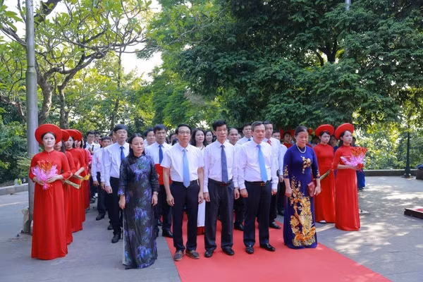 Đoàn đại biểu dâng hương, hoa, lễ vật các Vua Hùng.