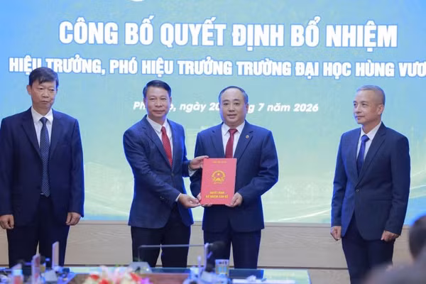 Ông Nguyễn Khắc Hiếu - Phó Chủ tịch UBND tỉnh Phú Thọ (thứ hai từ trái sang) trao quyết định bổ nhiệm Hiệu trưởng Trường Đại học Hùng Vương cho TS. Đỗ Khắc Thanh.