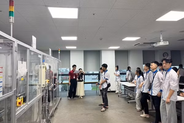 Học sinh khóa K3 ngành Tiếng Hàn của Trung tâm GDNN-GDTX Yên Lạc học tập, trải nghiệm tại Công ty TNHH LG Display Việt Nam Hải Phòng.