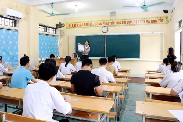 Giám thị Điểm thi Trường THPT Tam Nông (xã Tam Nông) hướng dẫn thí sinh điền thông tin vào giấy thi sáng 11/6.